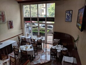 供應早餐、午餐及晚餐