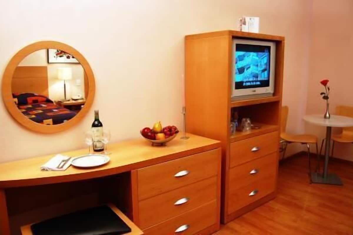 In-room safe, desk, soundproofing, free WiFi
