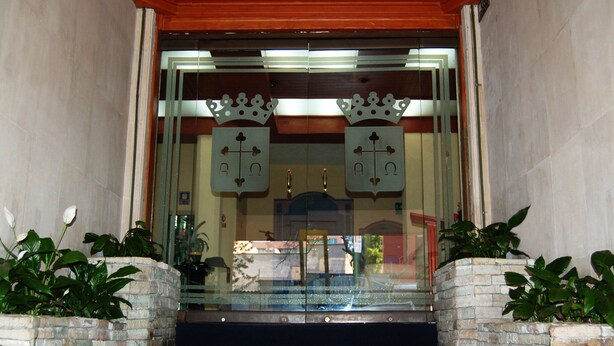 A building entrance with a glass door, two stone pillars, and a staircase leading up. - Hotel Del Principado (Mexico City)