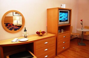 In-room safe, desk, soundproofing, free WiFi