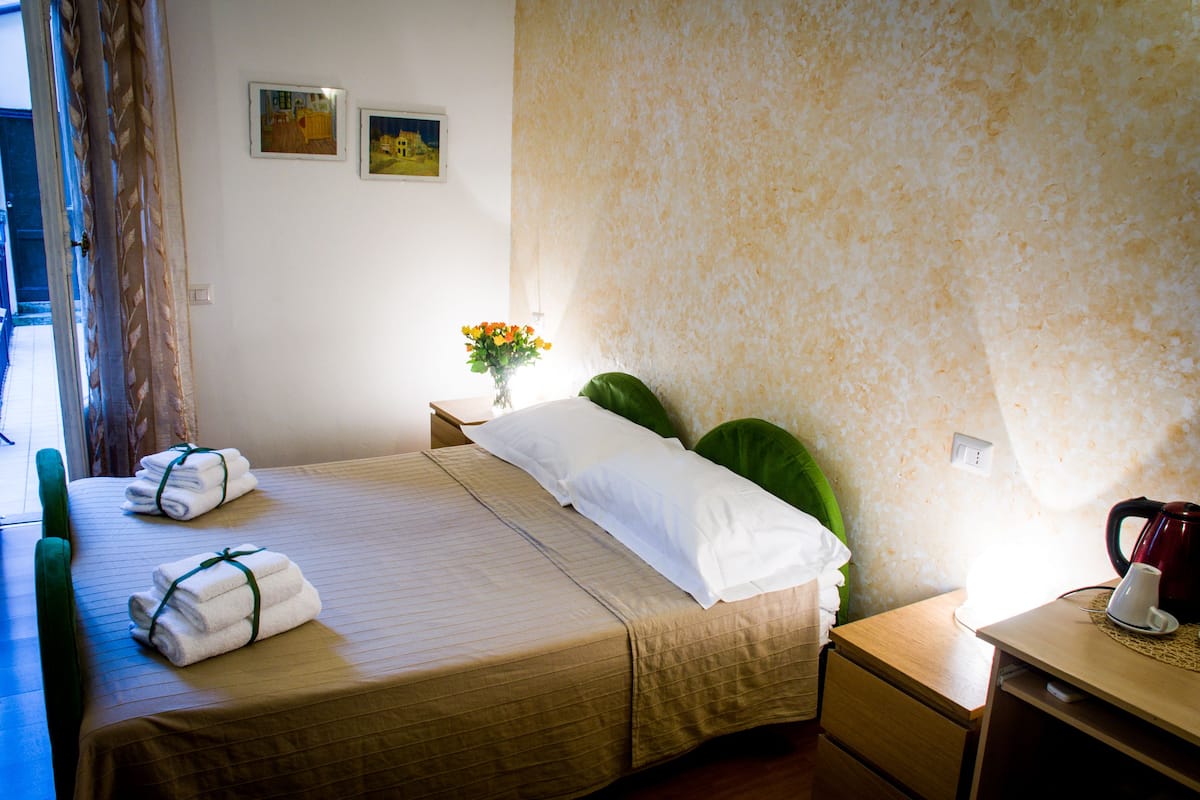 Camera con letto matrimoniale o 2 letti singoli, balcone | Biancheria da letto di alta qualità, copriletto in piuma, una scrivania