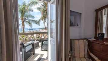 Junior Suite | 1 bedroom, minibar, in-room safe, desk