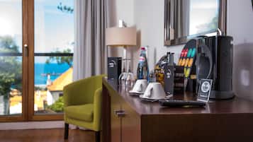 Minibar, Zimmersafe, Schreibtisch, kostenloses WLAN