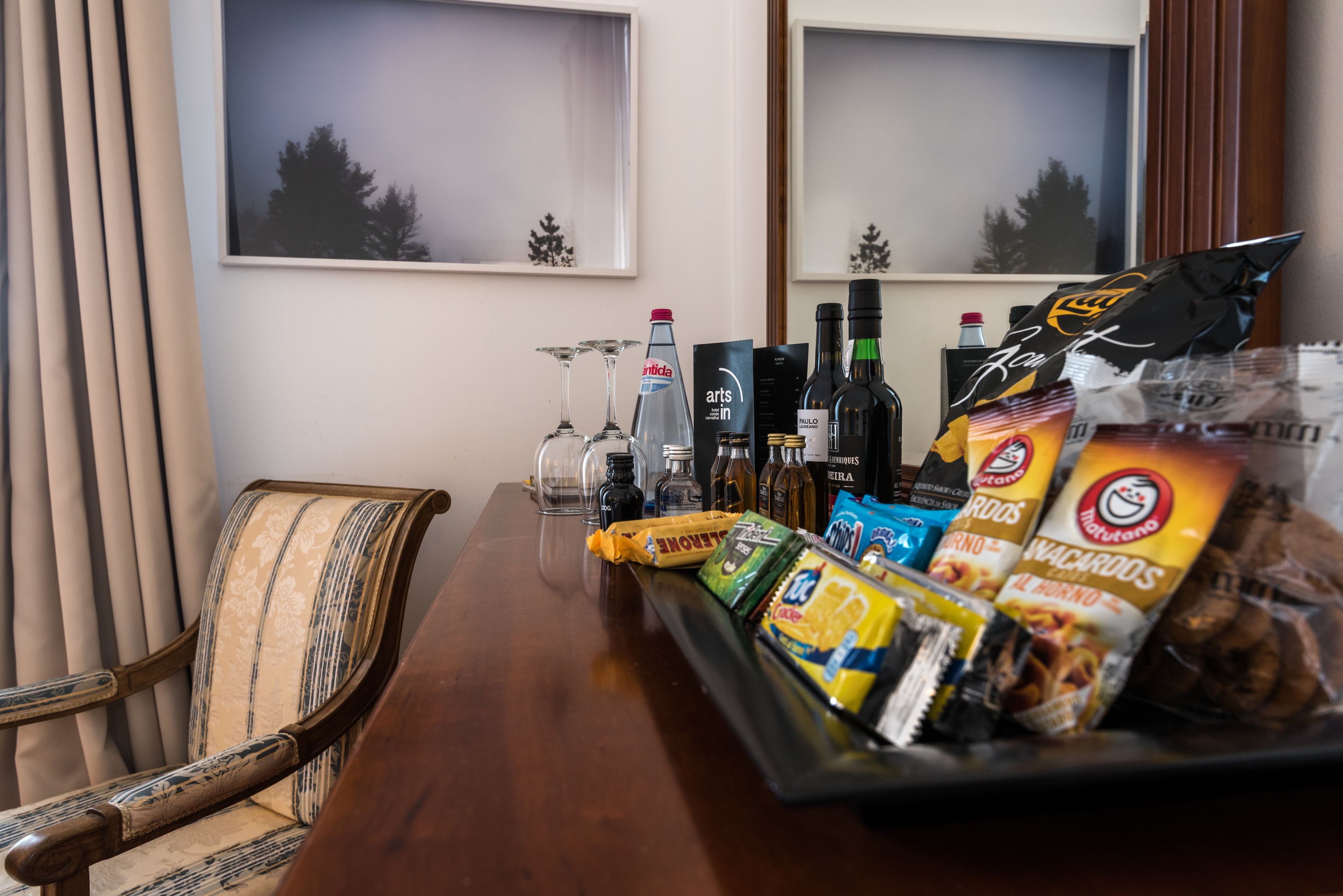 Une table à manger avec des collations, des boissons et des condiments.