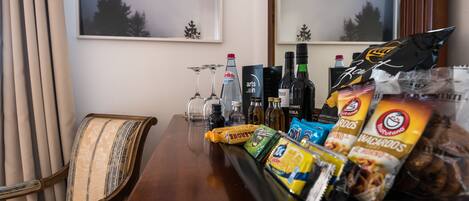 Une table à manger avec des collations, des boissons et des condiments.
