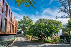 المنطقة المحيطة بالمنشأة