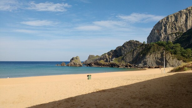 A sandy beach with rocky cliffs and clear blue water. - Casa Rural Arboliz (Ibarranguelua)