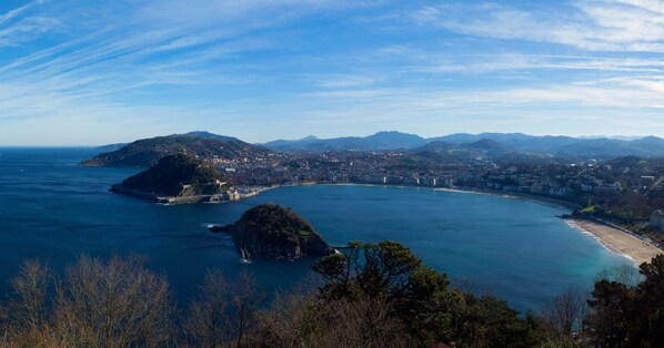 A coastal cityscape with a prominent bay, a small island, and a beach. - Casa Rural Arboliz (Ibarranguelua)