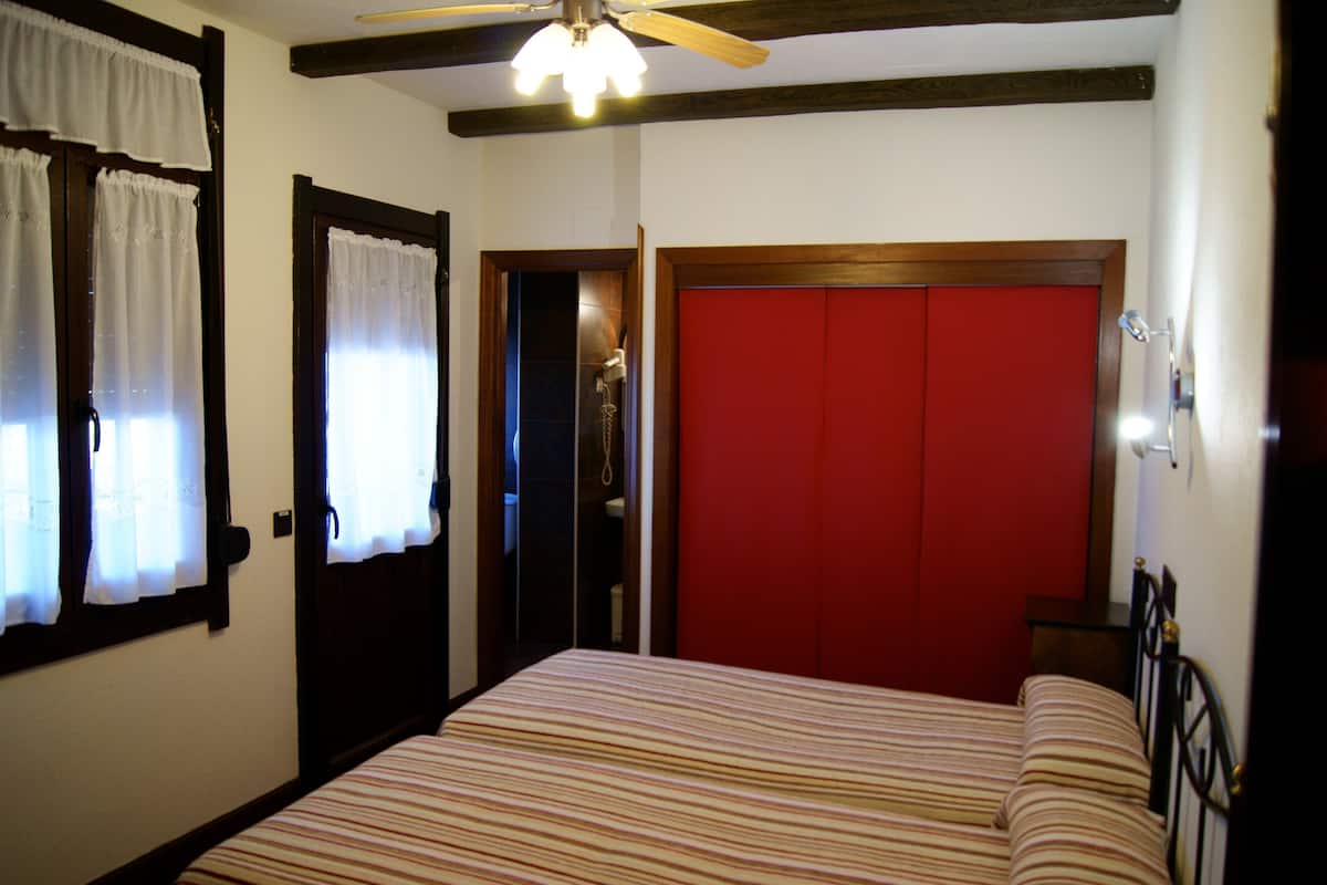 Habitación con 2 camas individuales, Terraza, vista al mar | Ropa de cama de alta calidad, edredón y decoración personalizada