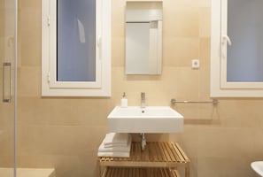 Bathroom sink - Easy Sleep Gaudi Terrace (Barcelona)