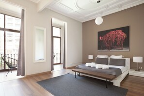 In-room safe, iron/ironing board, free cots/infant beds, free WiFi - Easy Sleep Gaudi Terrace (Barcelona)