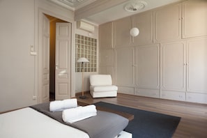 In-room safe, iron/ironing board, free cots/infant beds, free WiFi - Easy Sleep Gaudi Terrace (Barcelona)