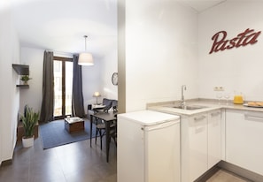 Fridge, microwave, stovetop, coffee/tea maker - Easy Sleep Gaudi Terrace (Barcelona)