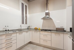 Fridge, microwave, stovetop, coffee/tea maker - Easy Sleep Gaudi Terrace (Barcelona)