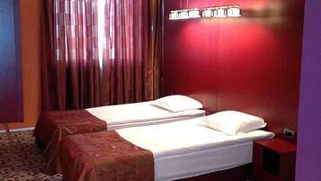 Bar mini, peti besi dalam bilik, meja, kalis bunyi