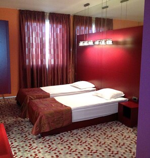 มินิบาร์, ตู้นิรภัยในห้องพัก, โต๊ะทำงาน, ห้องเก็บเสียง