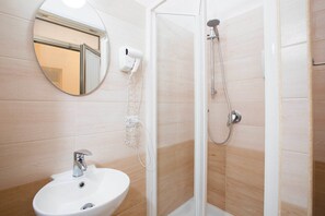 Traditional Quadruple Room | Bathroom | Free toiletries, hair dryer, towels - Martini Bed (Rome)