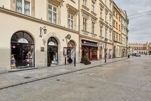 Uma rua com edifícios, lojas e uma linha de eléctrico.
