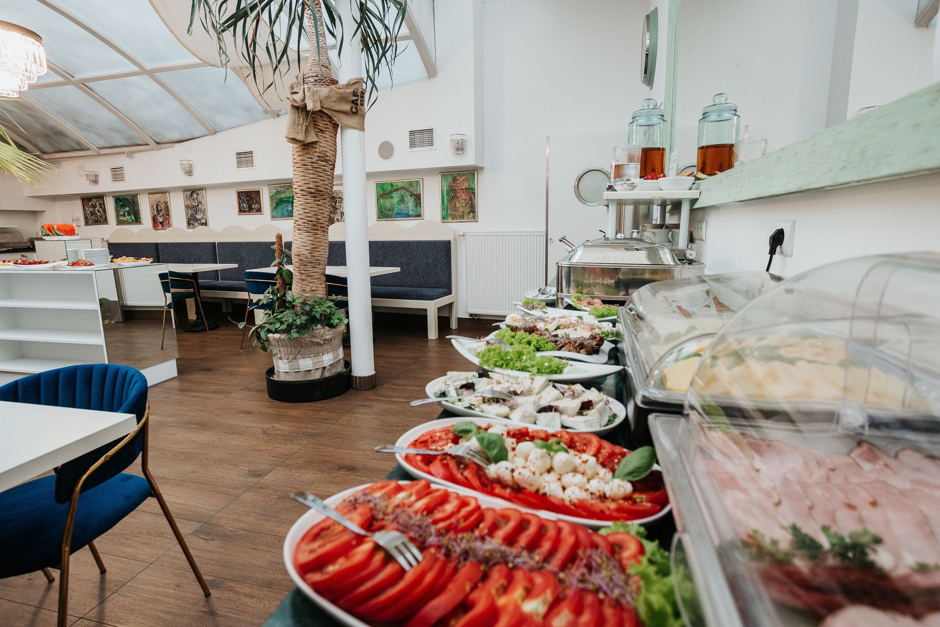 daily continental breakfast (pln 55 per person)