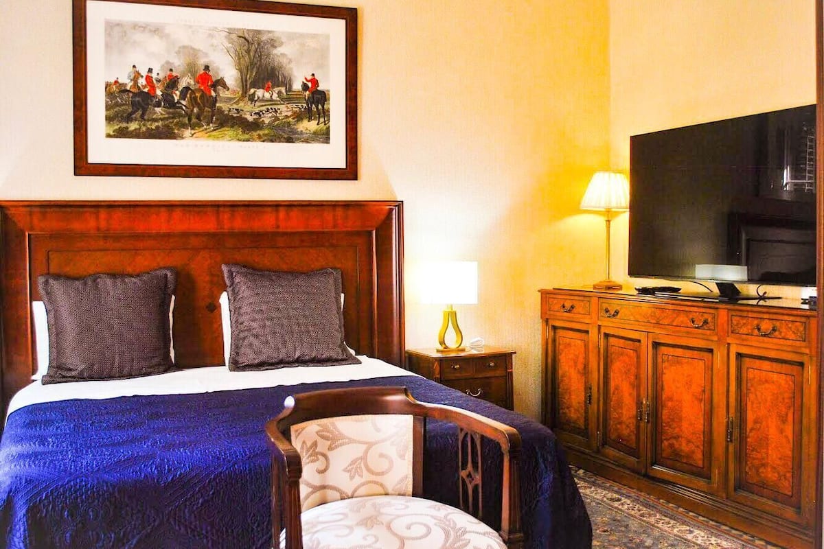 Junior Room | Individually decorated, individually furnished, desk, laptop workspace