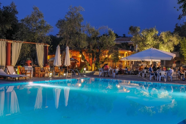 Piscine extérieure (ouverte en saison)