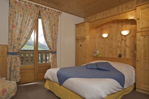 Standard Double Room, 1 Bedroom | In-room safe, desk, blackout drapes, free WiFi - Hotel l'Hermine Blanche (Morzine)