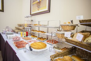 Päivittäinen buffetaamiainen (5 EUR per henkilö)