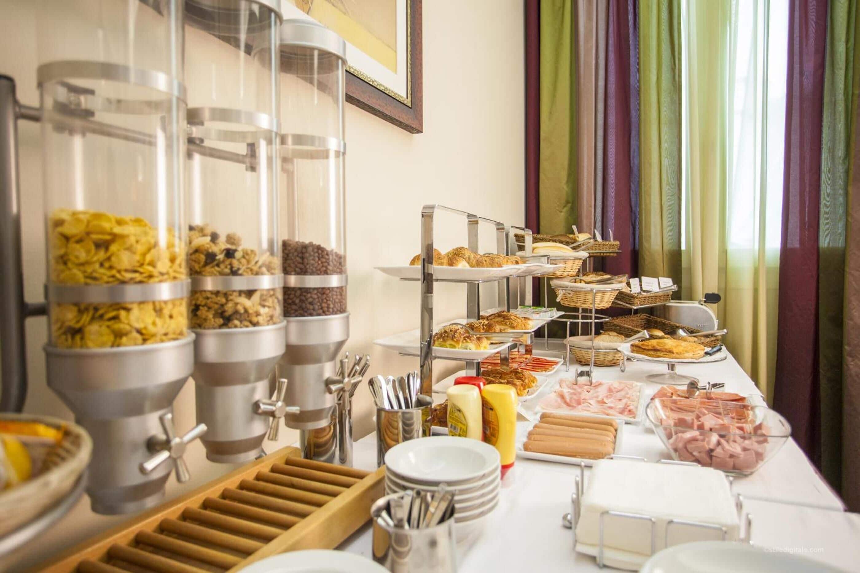 Un buffet proposant une variété de plats et d’ustensiles.