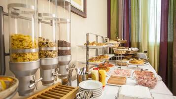 Ein reichhaltiges Buffet mit verschiedenen Speisen und Besteck.