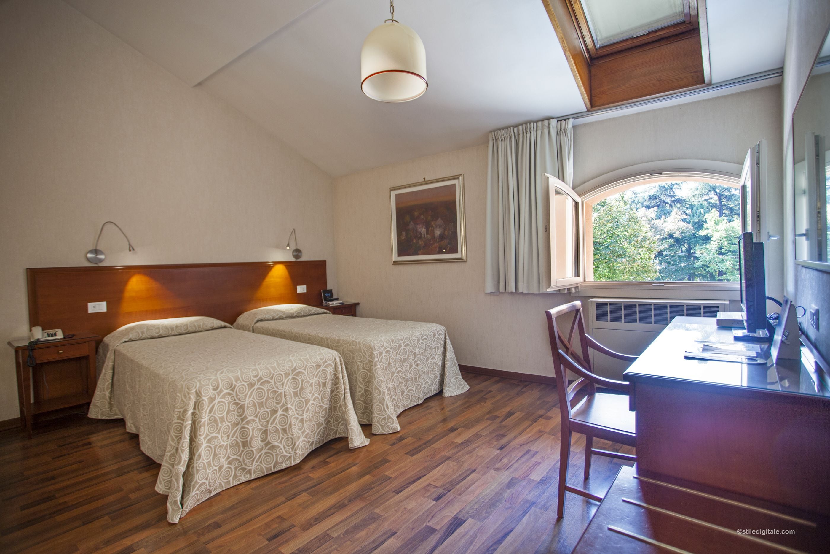 Zweibettzimmer | Minibar, Zimmersafe, Schreibtisch, kostenlose Babybetten