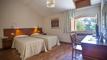 Twin Room | Minibar, in-room safe, desk, free cribs/infant beds