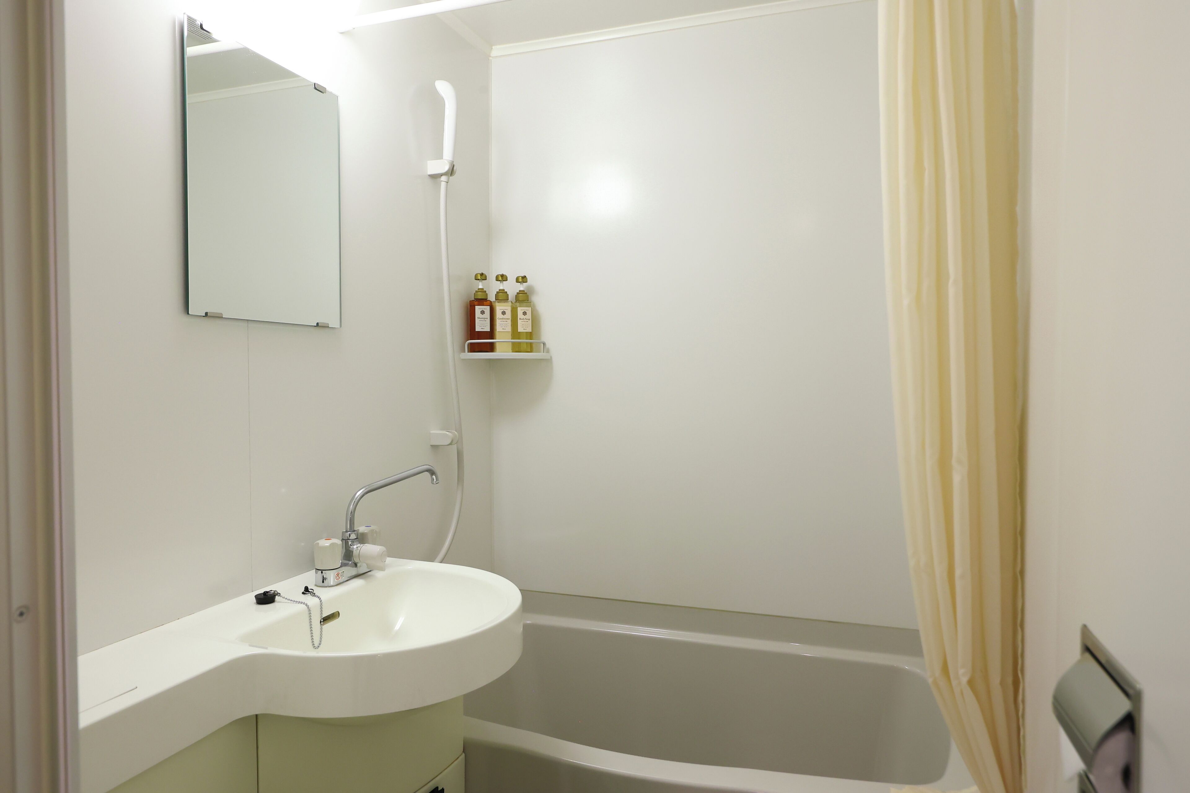 twin room, non smoking | bathroom | shower, free toiletries, hair dryer, slippers