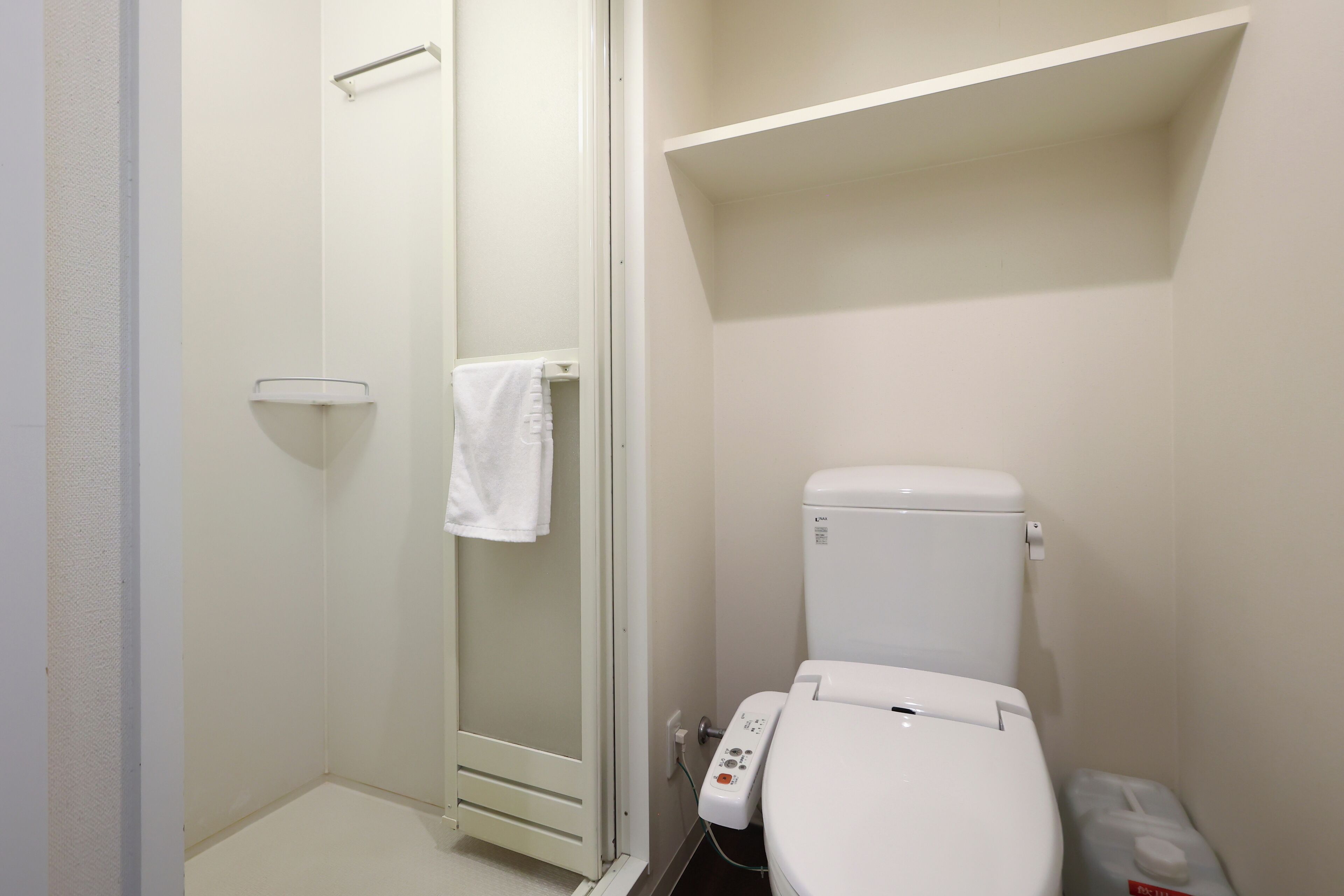 double room, non smoking  (no specific view, 15sqm) | bathroom shower