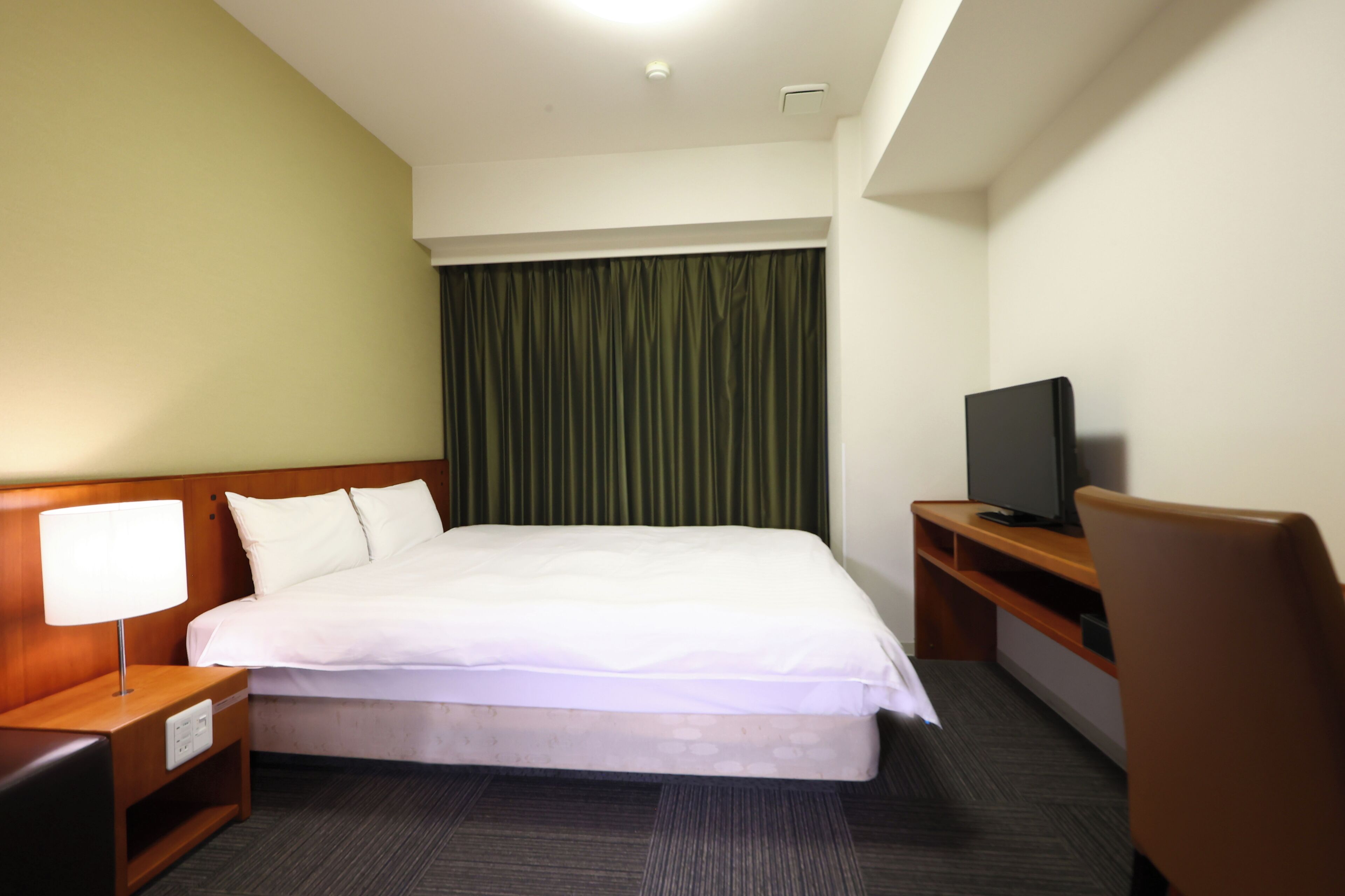queen room non-smoking | desk, laptop workspace, blackout curtains, soundproofing