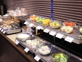 每日供应自助式早餐（每人 JPY 2000）