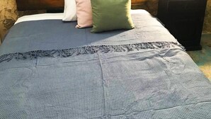 Standard Room, 1 Double Bed | Bed sheets - La Casa del Barrio - Hostel (Monterrey)