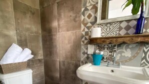 Standard Room, 1 Double Bed | Bathroom | Shower, towels - La Casa del Barrio - Hostel (Monterrey)