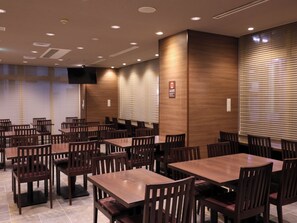 朝食 (和食)、毎日提供 (1 名様 2000 JPY)