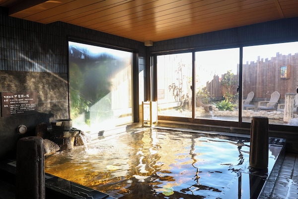 Salas de tratamiento para parejas, un sauna, una bañera de hidromasaje