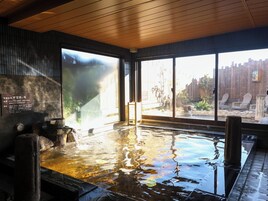 Salas de tratamiento para parejas, un sauna, una bañera de hidromasaje