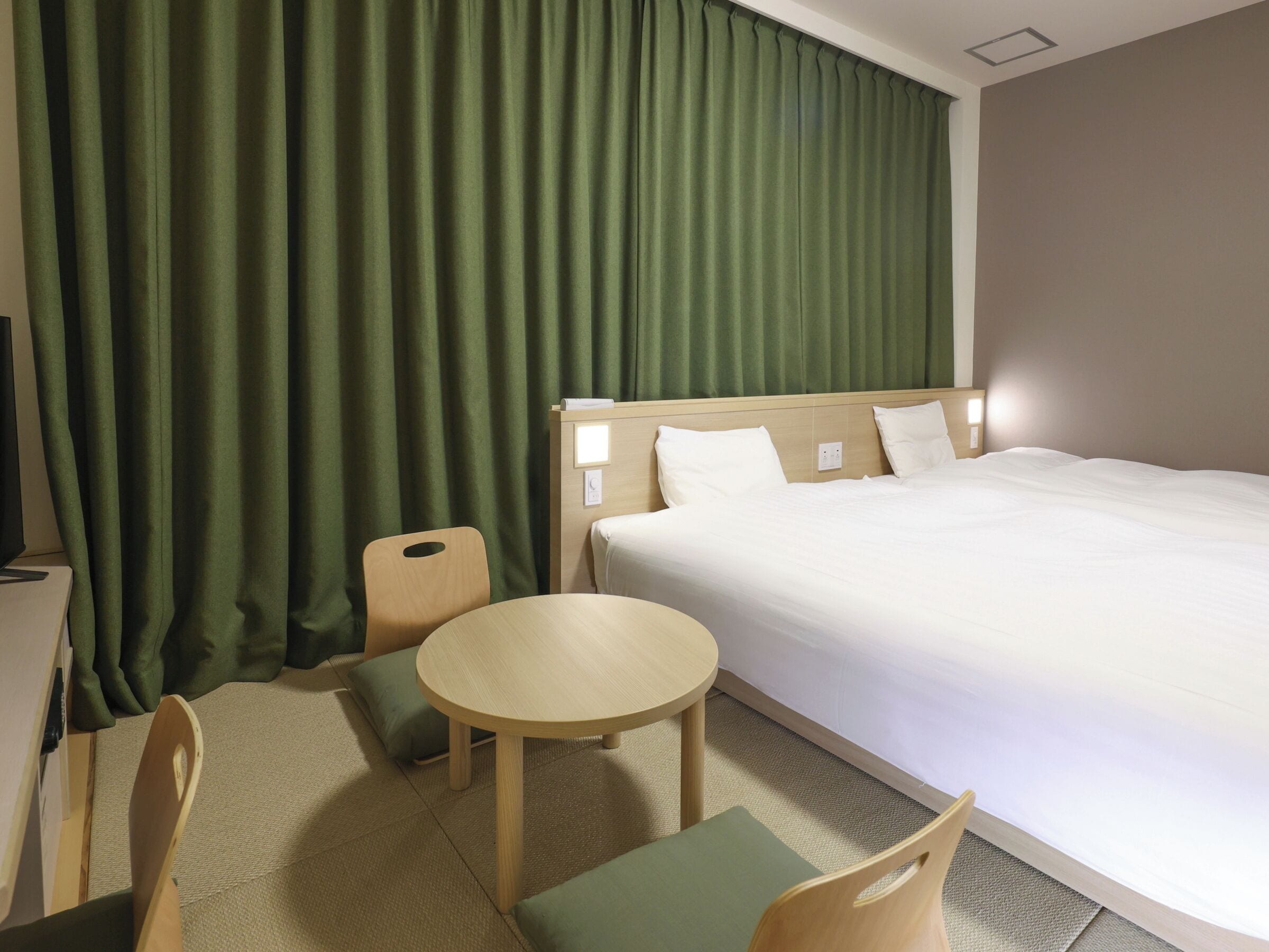 In-room safe, desk, free WiFi