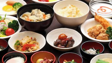 Una variedad de platos en diferentes recipientes, sugiriendo una puesta en escena para una comida.