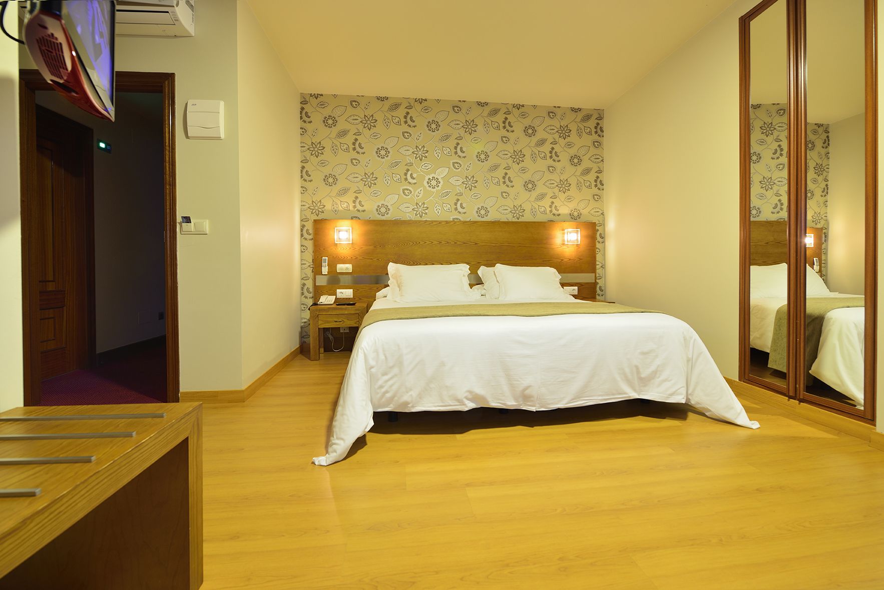 double room | minibar, desk, rollaway beds, free wifi