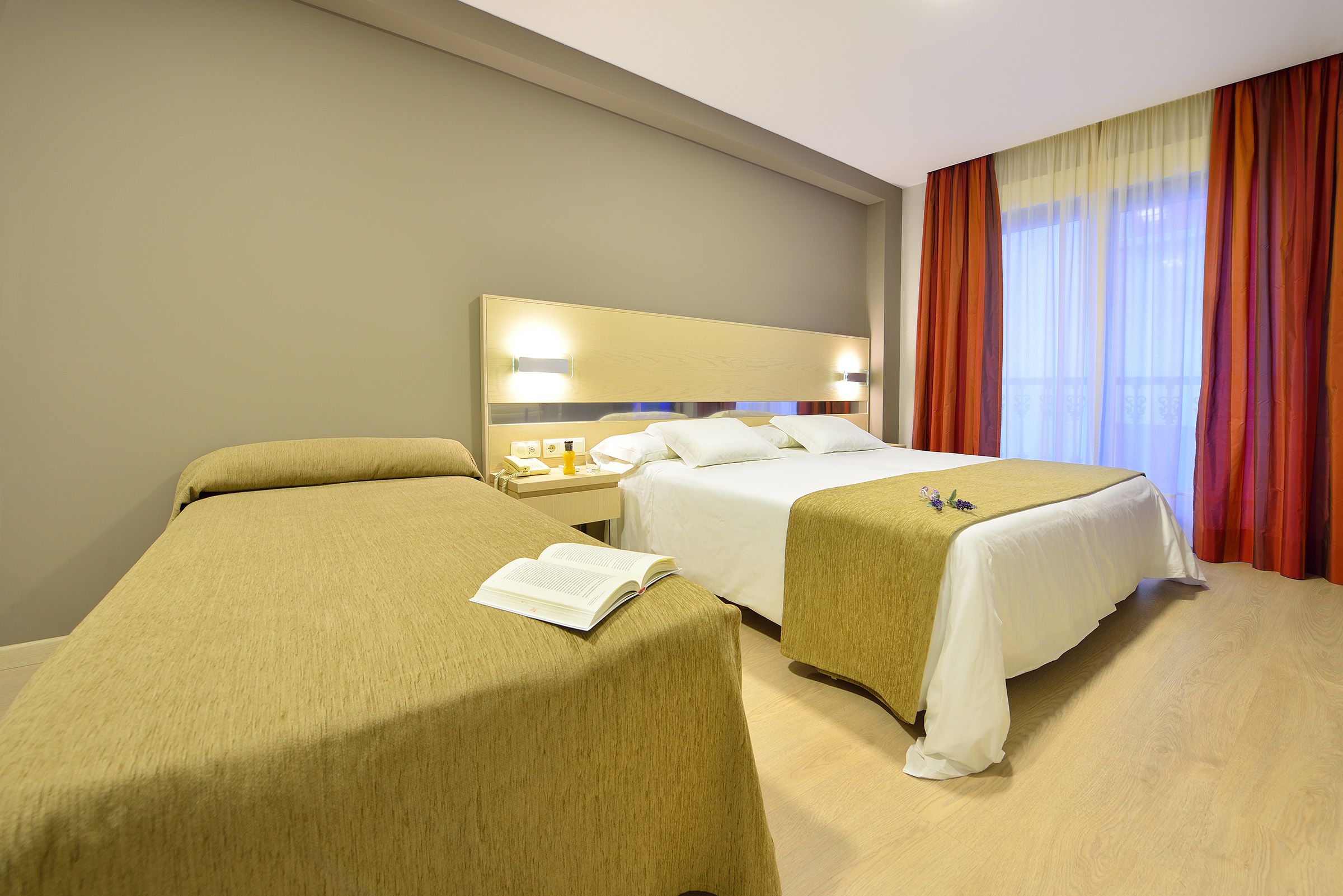 triple room | minibar, desk, rollaway beds, free wifi
