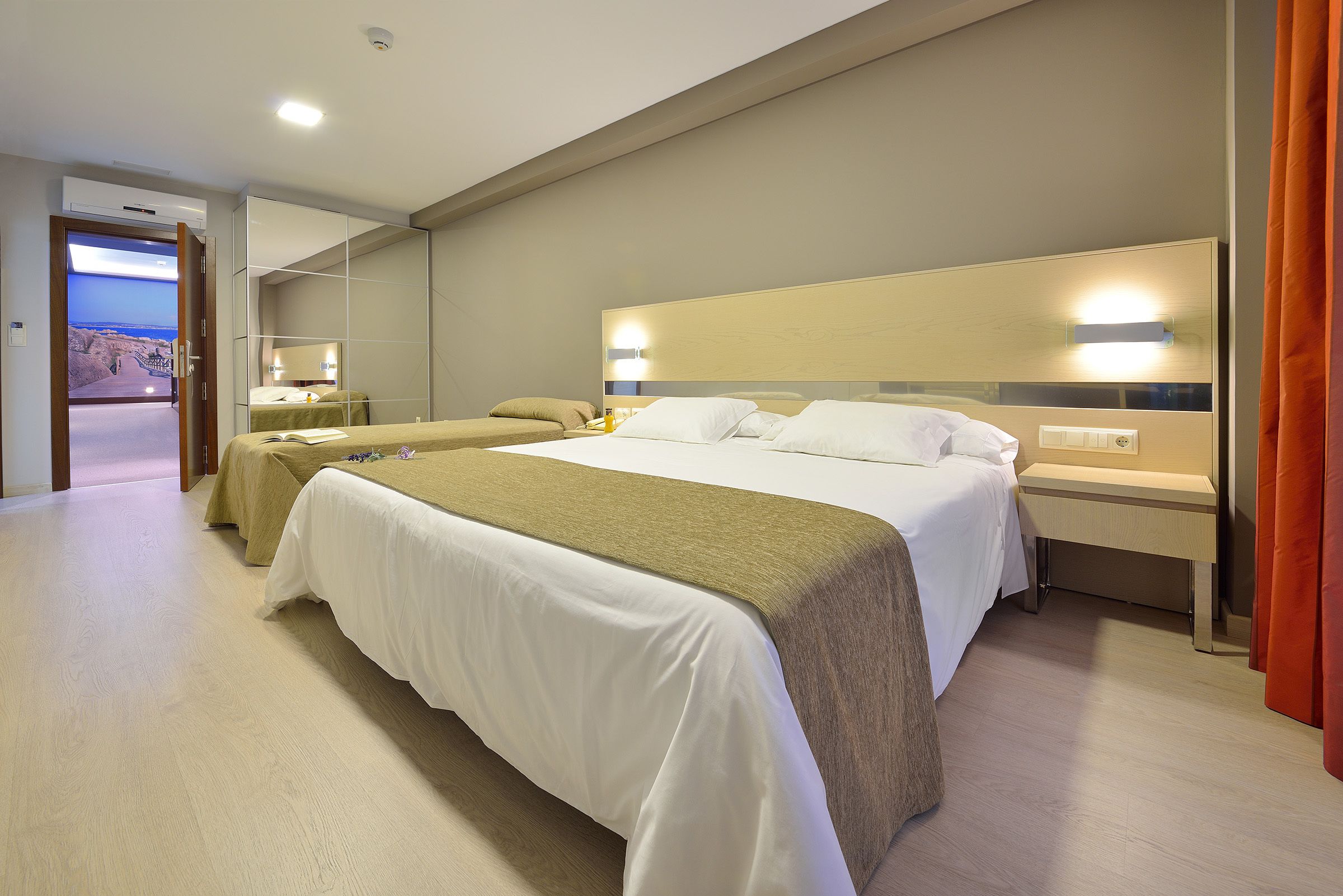 triple room | minibar, desk, rollaway beds, free wifi