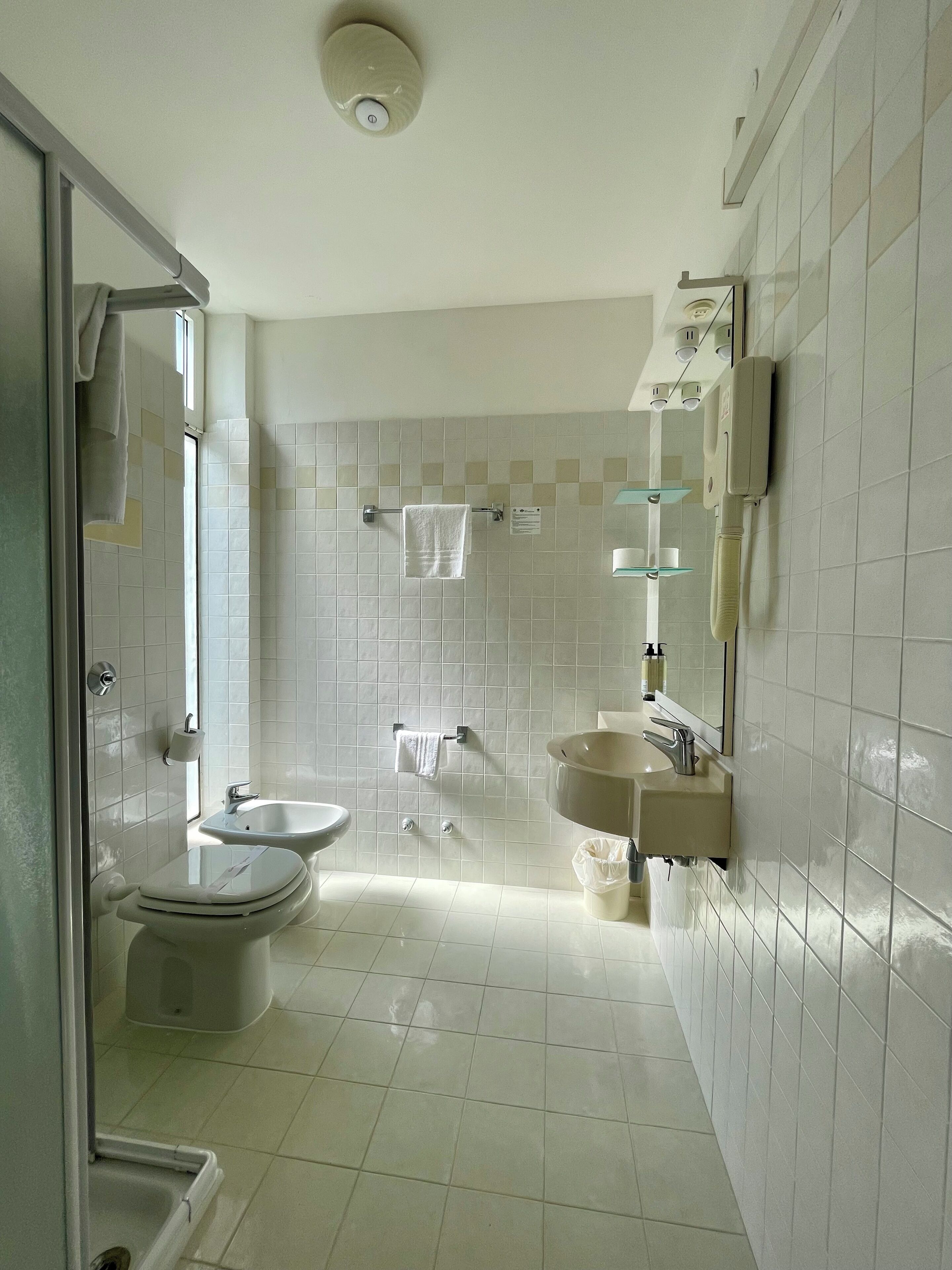economy double room | bathroom | shower, hair dryer, slippers, bidet