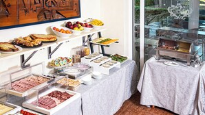 A buffet with various food items and a grill station. - Hotel Bella Venezia Mare (Lignano Sabbiadoro)