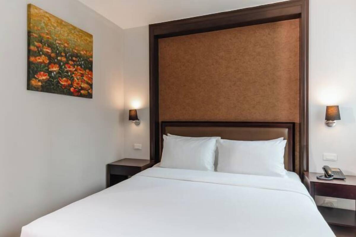 Luxe beddengoed, een kluis op de kamer, een bureau, een laptopwerkplek