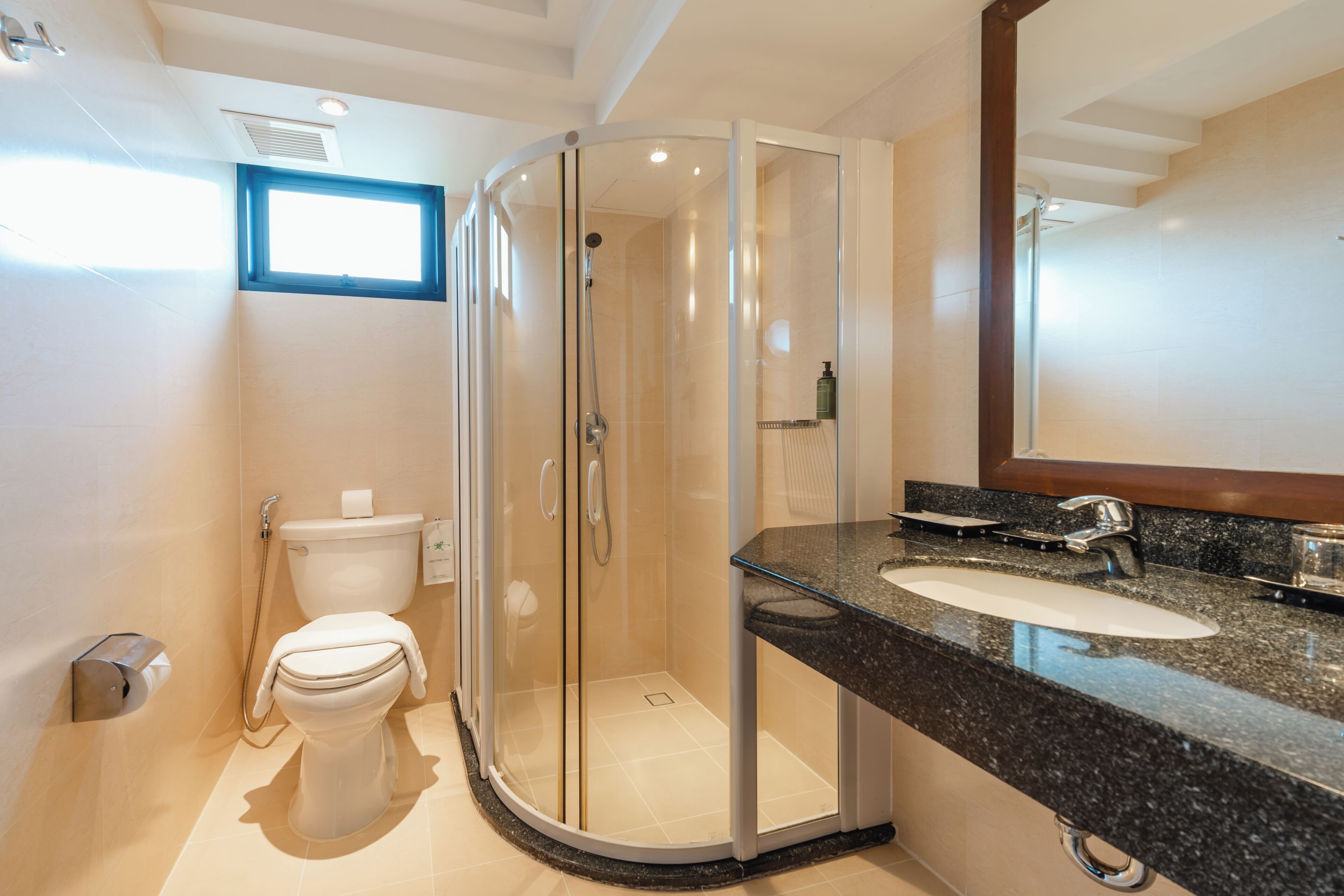 standard room, 1 king bed | bathroom | shower, free toiletries, hair dryer, towels