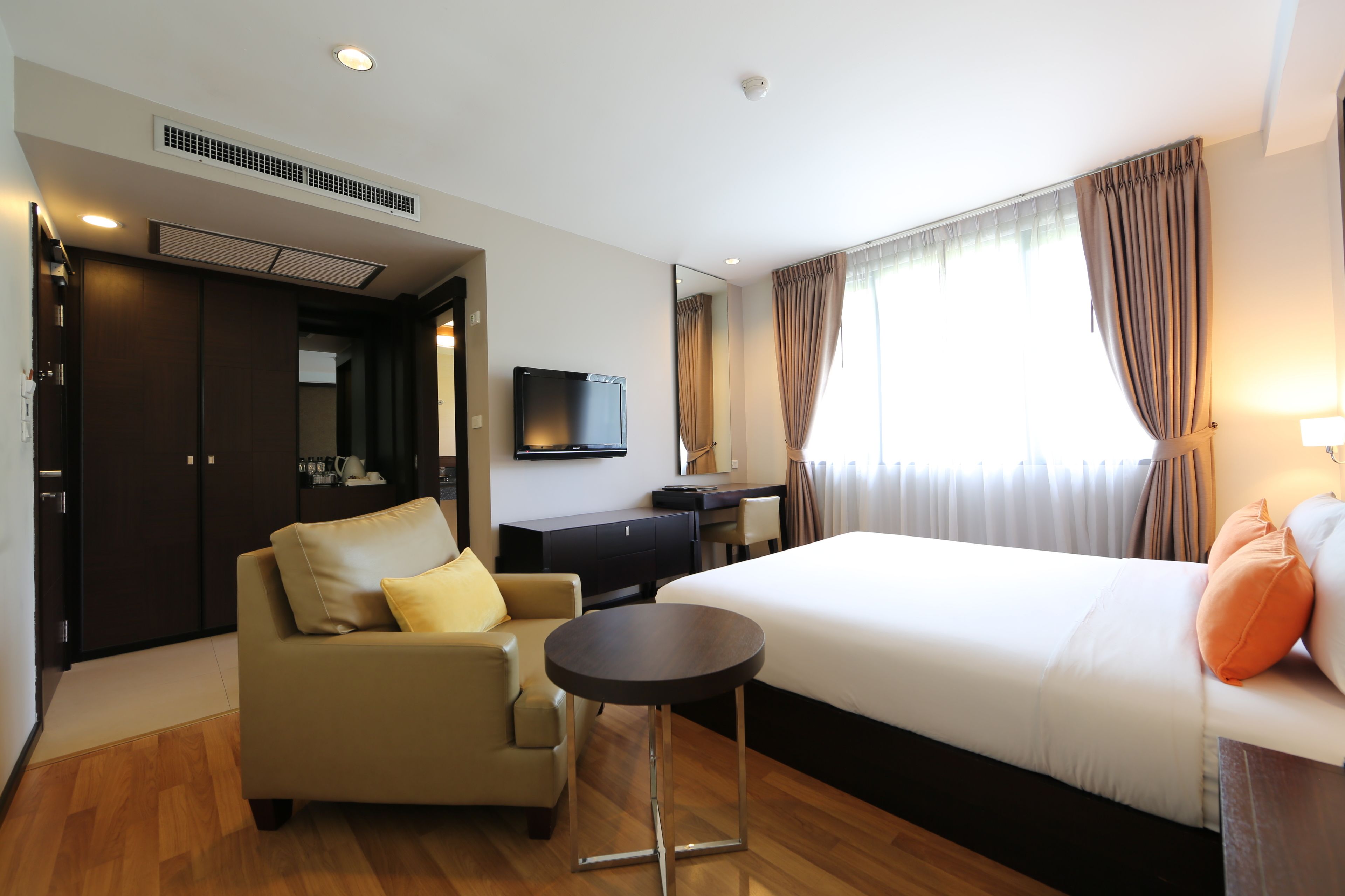 standard room, 1 king bed | 1 bedroom, premium bedding, in-room safe, individually furnished